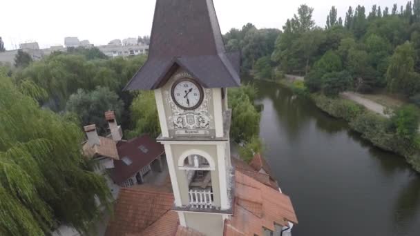 Paisagem da cidade em Chernivtsi. Lago no parque. Vista da torre do relógio . — Vídeo de Stock
