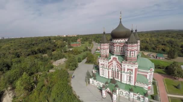 Hermosa iglesia del paisaje en el campo. vídeo del dron . — Vídeo de stock