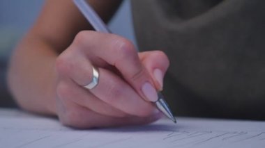 İnsan eli kalem kağıt beyaz masa arka plan üzerinde yazma ile
