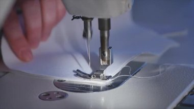 Dikiş makinesi çalışıyor. ağır çekim