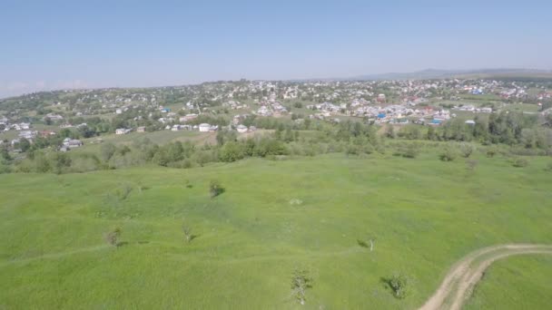 Ukrayna küçük şehrin havadan görünümü. Drone görünümü. — Stok video