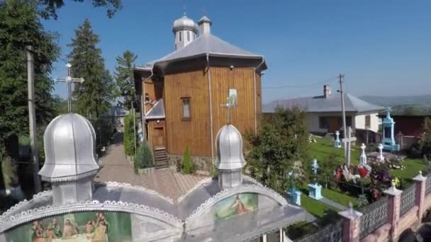 Güzel manzara kilise şehir dışında. uçak video. — Stok video