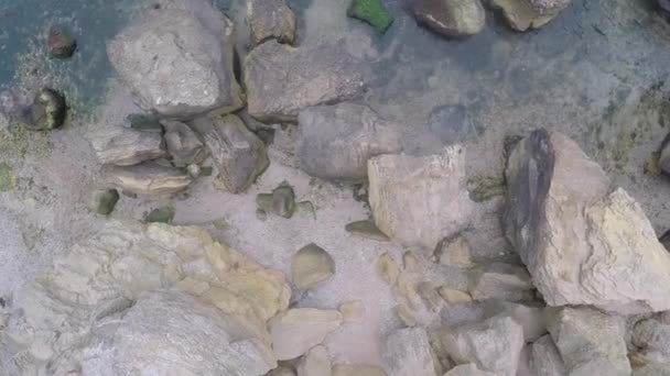 Rocas en el océano, vistas desde arriba — Vídeos de Stock