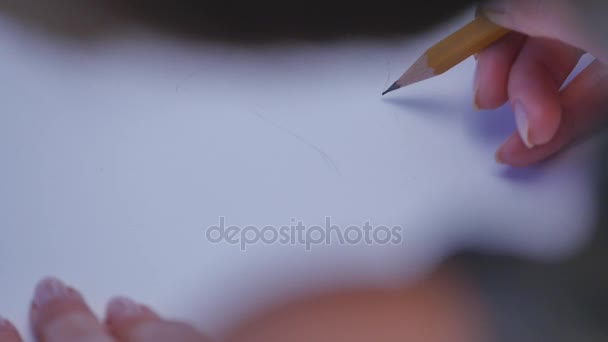 Ανθρώπινα χέρια με μολύβι γραψίματος σε χαρτί σε φόντο λευκό πίνακα — Αρχείο Βίντεο