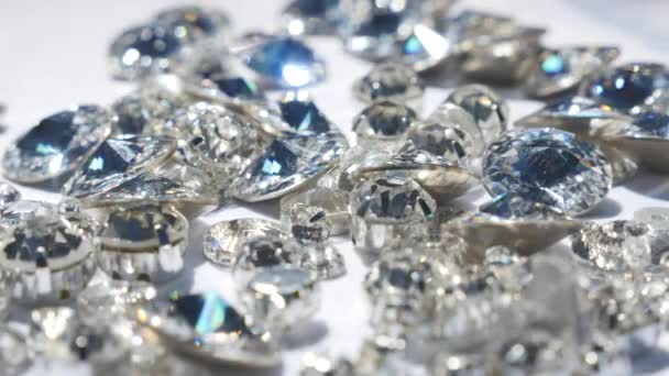 Закрыть красивые сияющие кристаллы — стоковое видео