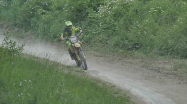 Motocross yarışçılar toprak yolda süper yavaş hareket