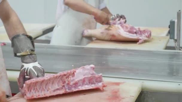 Slager hakken varkensvlees in de vleesindustrie — Stockvideo