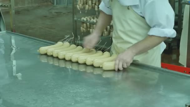 Производство колбас, продуктов питания на заводе — стоковое видео