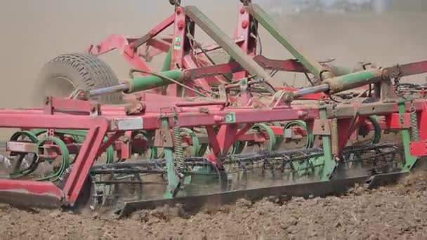 Сільськогосподарський трактор обробляє Землю на полі — стокове відео