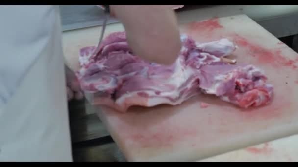 Мясник режет свинину в мясной промышленности — стоковое видео