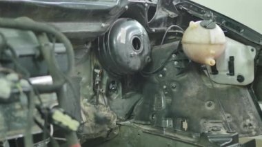 bir araba garajda Söktüğünüz önü