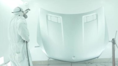 Otomotiv boya. Oto tamircisi arabada boya mekanik