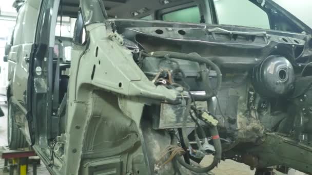 Демонтований спереду автомобіля в гаражі — стокове відео