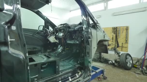Gedemonteerde voorkant van een auto in de garage — Stockvideo