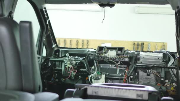 Zdemontowane przodu samochodu w garażu — Wideo stockowe