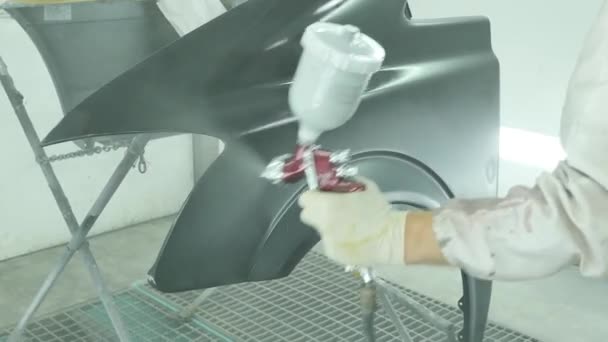 Automotive Paint. Monteur schilderij van de auto in Auto reparatiewerkplaats — Stockvideo