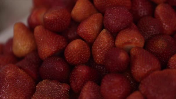 Verse aardbeien achtergrond. Rijpe aardbeien in close-up. — Stockvideo