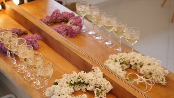 Elegant glas med champagne står i rad — Stockvideo