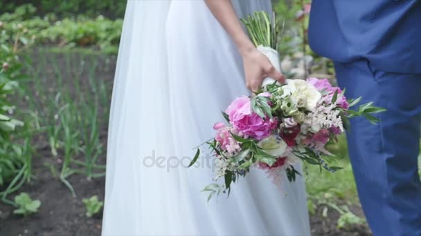 Gelin ve damat bir buket ile gider — Stok video