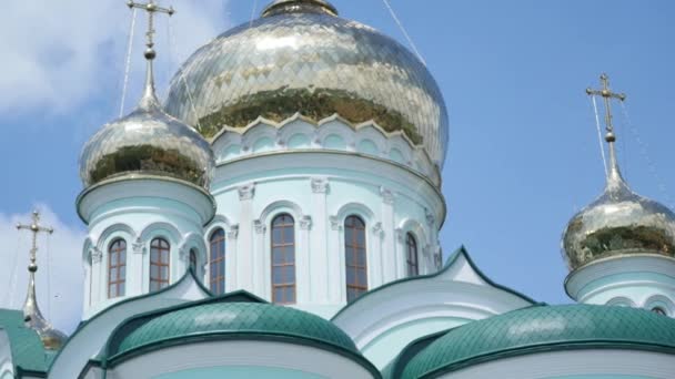 Goldene Kuppel der Kathedrale in der Ukraine — Stockvideo