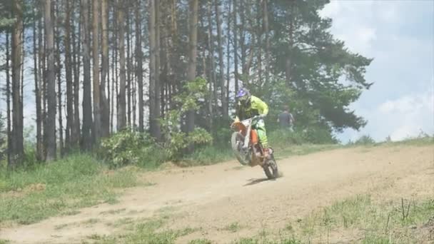 Desportista num salto de mota. câmara lenta — Vídeo de Stock