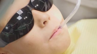Pediatrik diş hekimleri Office diş sandalye üzerinde oturan çocuk hasta