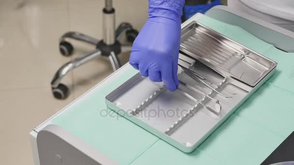 Tandarts werkt, close-up beeld van een hand en tandheelkundige instrumenten — Stockvideo