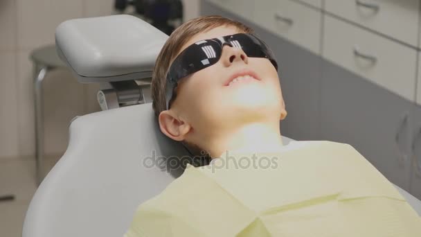 O miúdo na cadeira de dentista. Emoções positivas — Vídeo de Stock