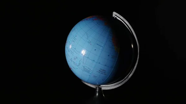 Gros plan globe tournant sur fond noir — Photo