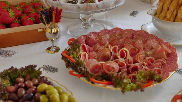 Una mesa larga con un montón de platos con comida en banquete de vacaciones — Foto de Stock