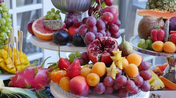 Много разных фруктов и свадебный прием — стоковое фото