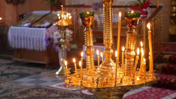Igreja. Igreja Ortodoxa. Cristianismo. igreja acendeu velas. ícone. religião — Fotografia de Stock