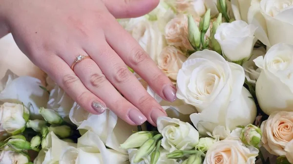 Mariée tenant bouquet de mariage dans les mains — Photo