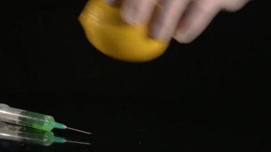 Limon enjekte şırınga ile erkek bilim adamı el