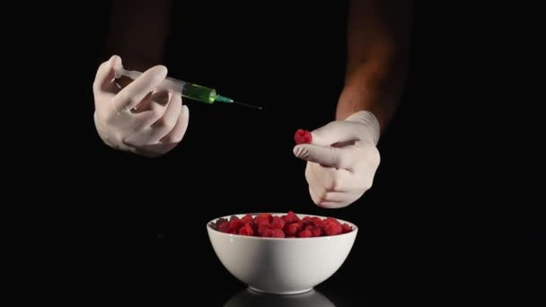 딸기에 물질을 주입 주사기 남성 과학자 손 — 비디오