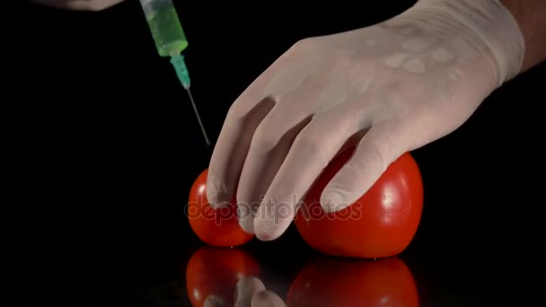 Mãos masculinas de cientista com seringa injetando substância no tomate — Vídeo de Stock