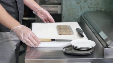 Şef bir işyeri suşi için hazırlar.