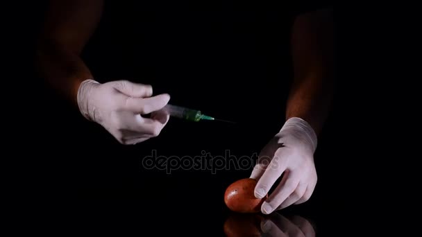 Mãos masculinas de cientista com seringa injetando substância no tomate — Vídeo de Stock