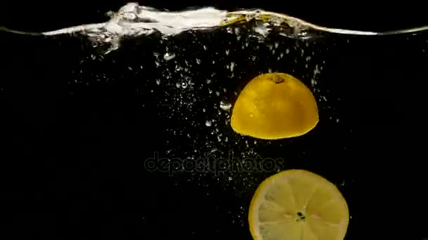Succosa spruzzata di limone e acqua — Video Stock