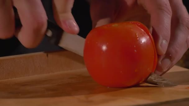 Şef bir domates bir bıçak ile kesme — Stok video