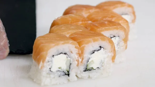 Professionell kock Matlagning, arbetar och förbereda asiatisk mat och sushi i restaurangkök — Stockfoto