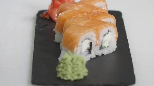 Professionell kock Matlagning, arbetar och förbereda asiatisk mat och sushi i restaurangkök — Stockfoto