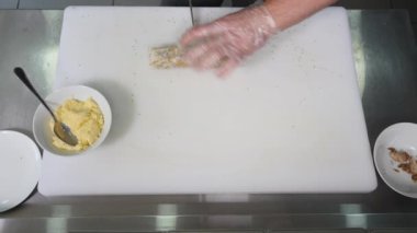 Restoran ve kesme suşi şefi sağlıklı gıda alır. Üstten Görünüm