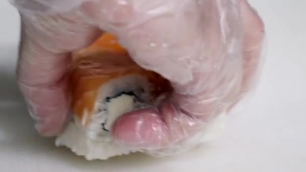 Profi-Koch kocht, arbeitet und bereitet asiatische Speisen und Sushi in der Restaurantküche zu — Stockvideo