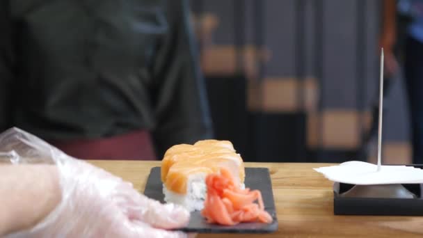 Chef profesional cocinando, trabajando y preparando comida asiática y sushi en la cocina del restaurante — Vídeo de stock