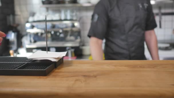 Close-up - o garçom colocou o sushi a bordo na mesa no restaurante — Vídeo de Stock