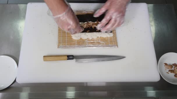 Šéfkuchař připravuje sushi v kuchyni. pohled shora — Stock video