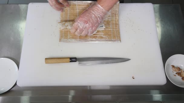 Chef-kok voorbereiding sushi in de keuken. bovenaanzicht — Stockvideo