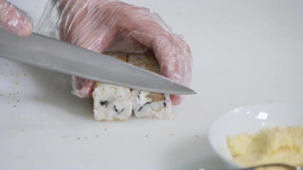 Chef en restaurante preparando y cortando rollos de sushi comida saludable — Vídeo de stock