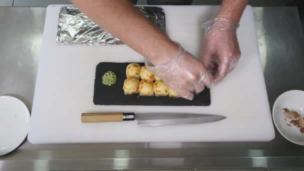 Chef menempatkan jahe di piring sushi, close-up. Memasak sushi — Stok Video